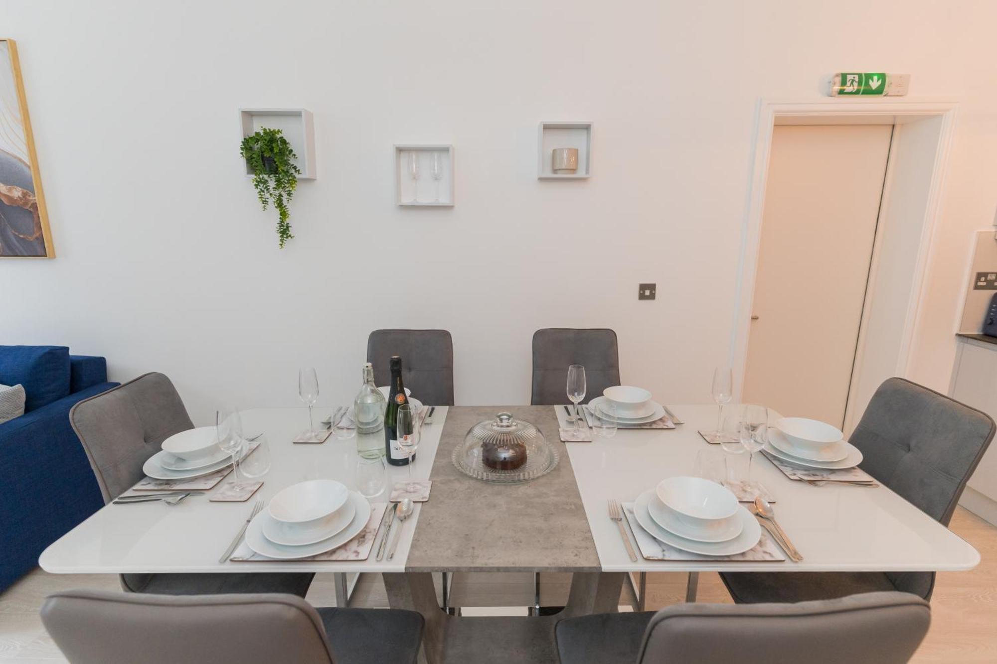 Luxurious 2 Bed House Free Parking - Sleeps 6 * Birmingham