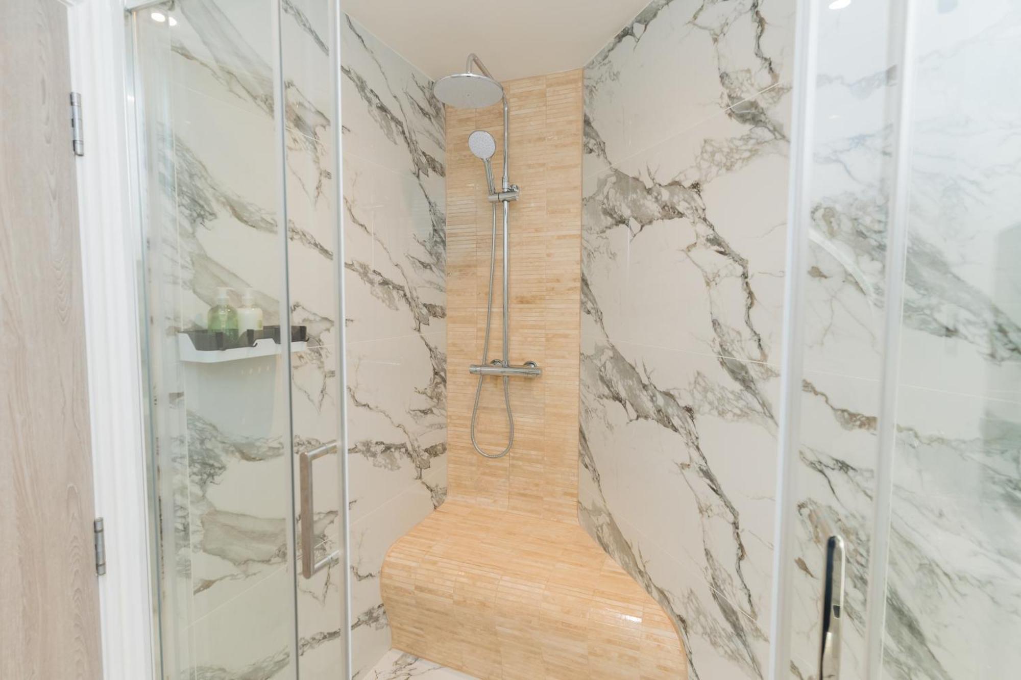 Luxurious 2 Bed House Free Parking - Sleeps 6 *