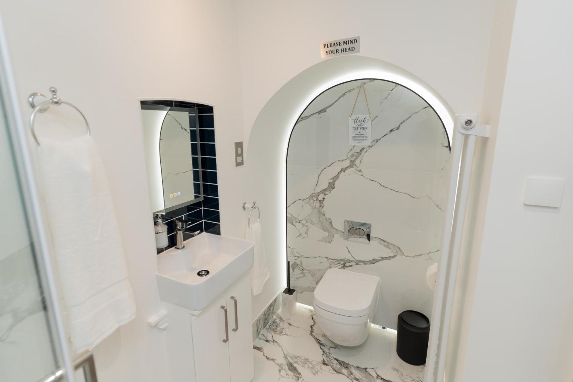 Luxurious 2 Bed House Free Parking - Sleeps 6 * Birmingham