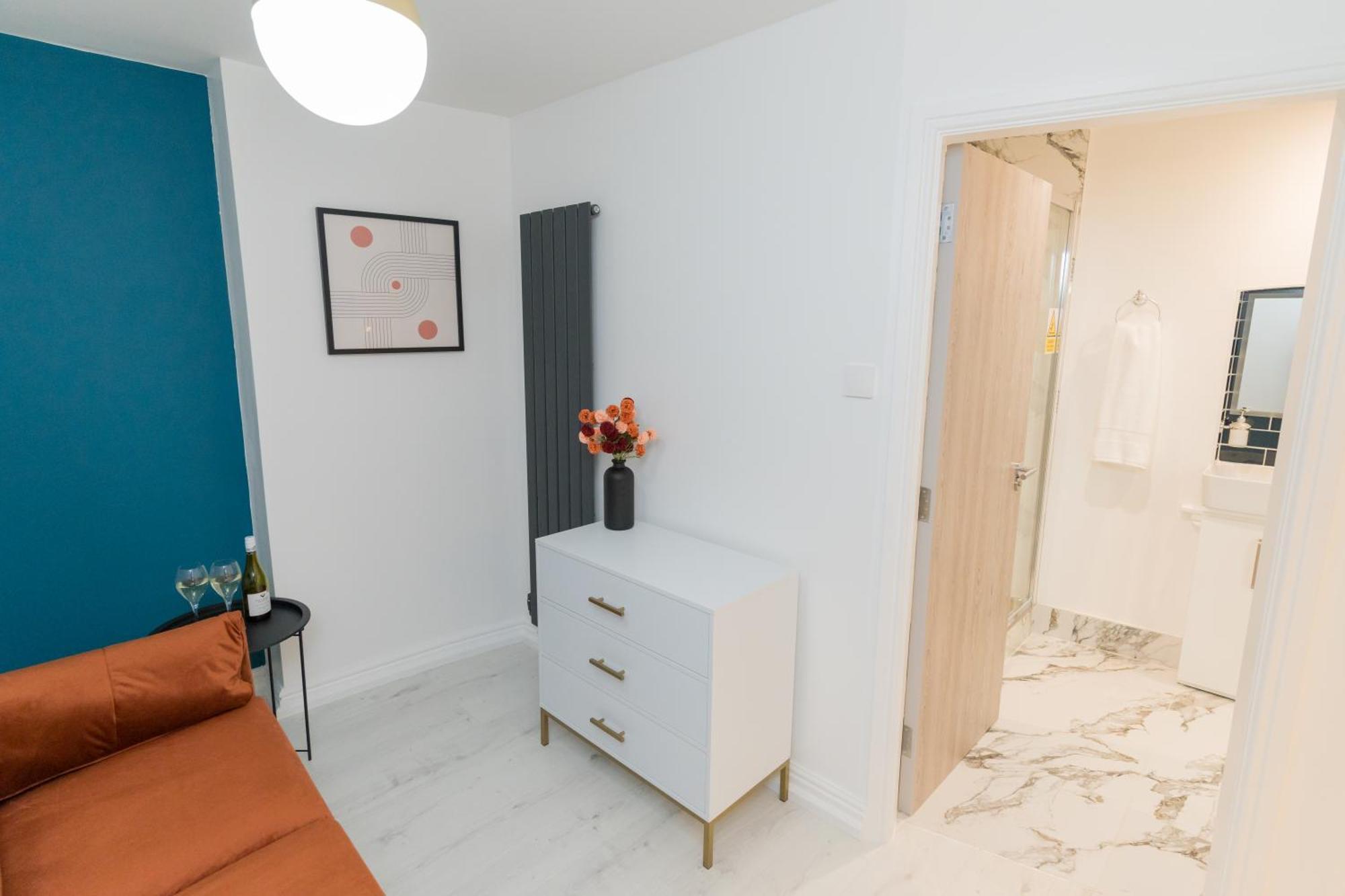 Apartment Luxurious 2 Bed House Free Parking - Sleeps 6 *