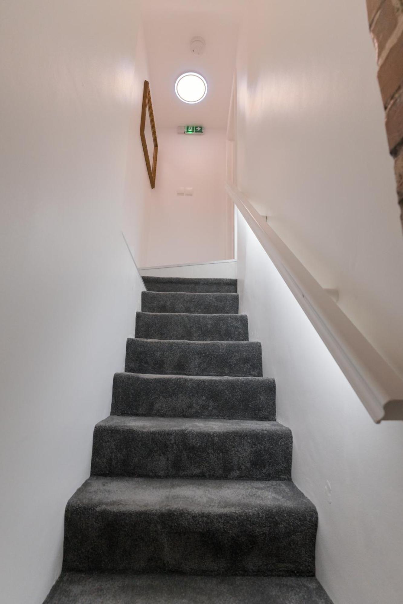 Luxurious 2 Bed House Free Parking - Sleeps 6