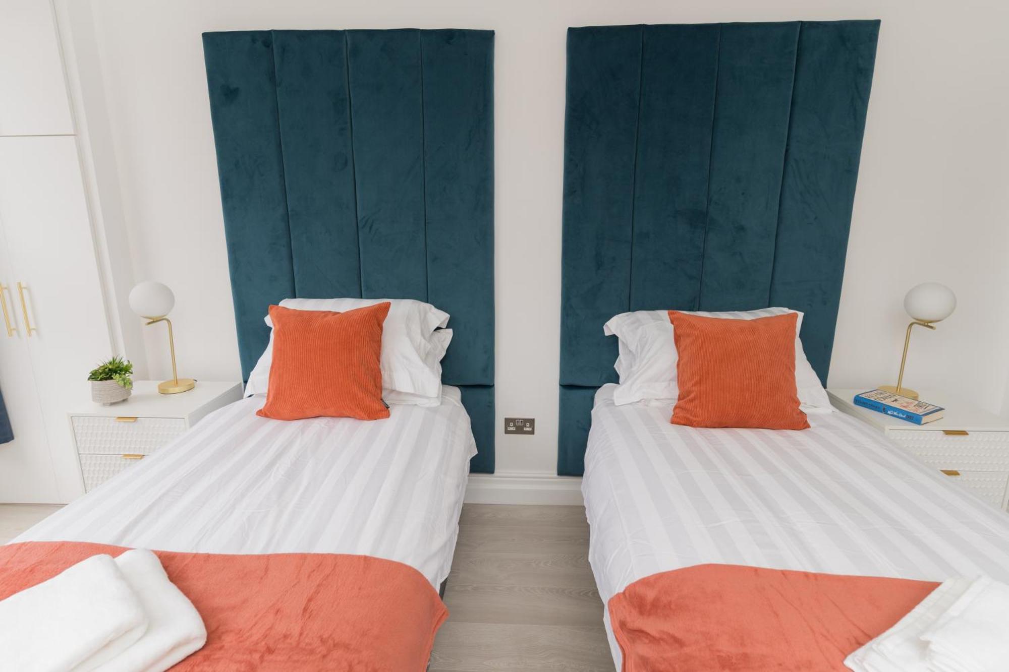 Apartment Luxurious 2 Bed House Free Parking - Sleeps 6