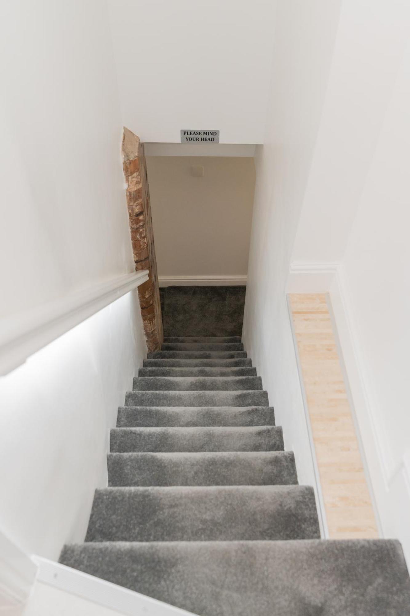Luxurious 2 Bed House Free Parking - Sleeps 6