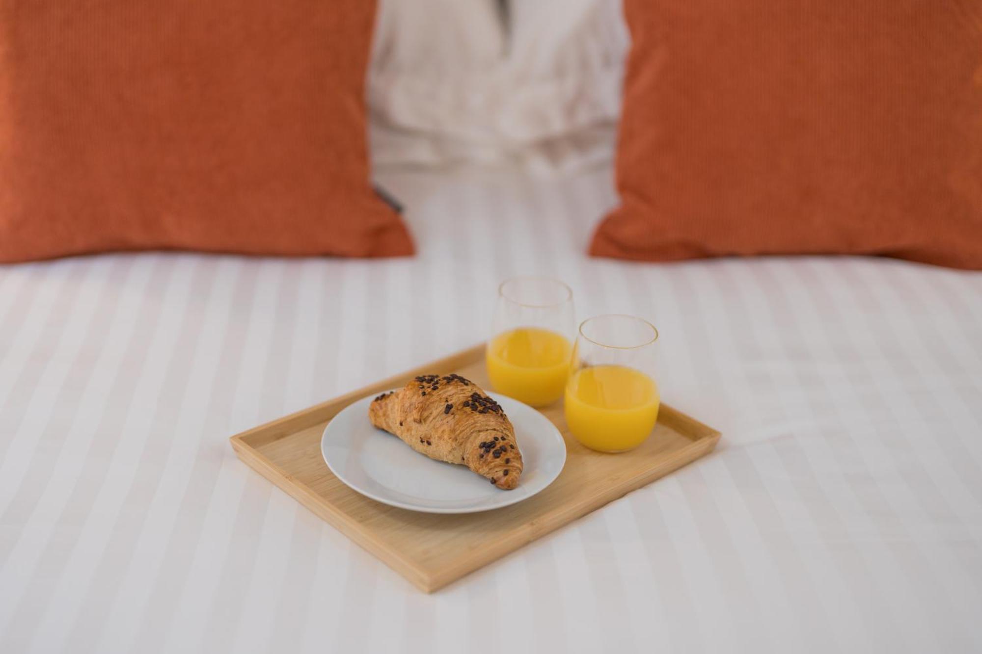 Luxurious 2 Bed House Free Parking - Sleeps 6 Apartment *