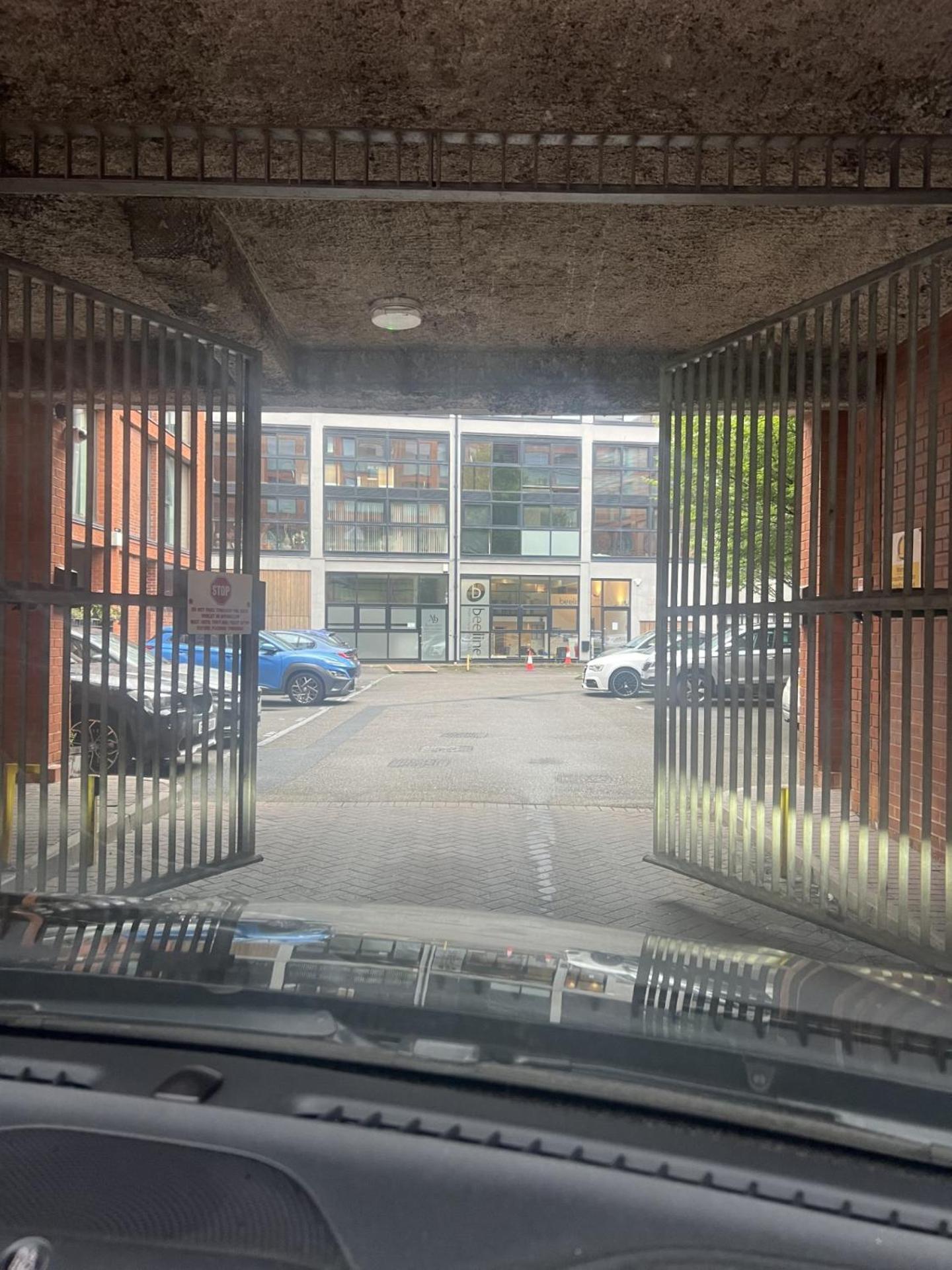 Luxurious 2 Bed House Free Parking - Sleeps 6